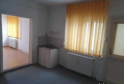 Casă cu 4 camere în Central - 1