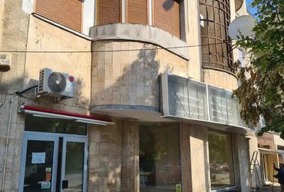 Inchiriez spa?iu comercial in Arad , B-dul Revolu?iei , Bl. 6 , parter - 2