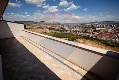 Apartament cu 3 camere tip Penthouse de vanzare in zona Cetate