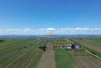 Teren de 36977 mp, în Central - 4