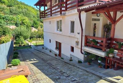 Casă cu 8 camere cu Teren 731 Mp în Mediaș - 1