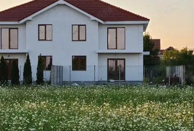 Casa noua ,teren 5 ari zona buna