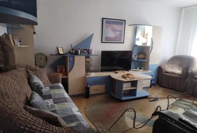 Apartament cu 3 camere decomandat, mobilat în Nicolina