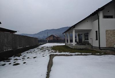 Casă cu Teren 1100 Mp în Ivănești - 1