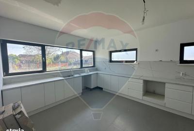 Casă cu 4 camere decomandat în Central - 8
