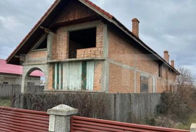 Casă cu 7 camere cu Teren 1400 Mp în Central