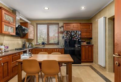 Vilă cu parc, piscină, jacuzzi și foișor, panouri fotovoltaice - 7