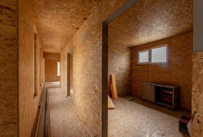 Casa moderna cu 5 camere intr-o zona lini?tita de deal - 10