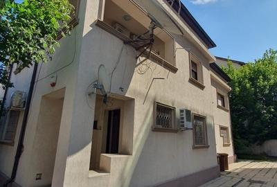 Casă cu 8 camere cu Teren 390 Mp în Aviatorilor