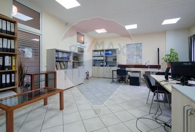 Spațiu comercial, de 1,335 mp, în P-ța Unirii - 16