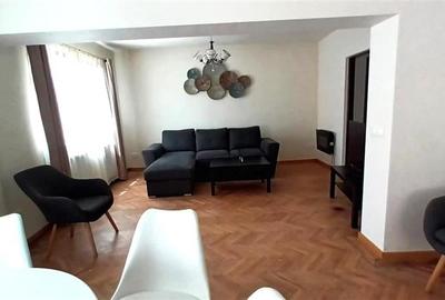 Casă individuală cu 9 camere în Noua