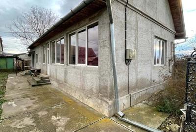 Casă cu 3 camere cu Teren 2700 Mp în Central - 2