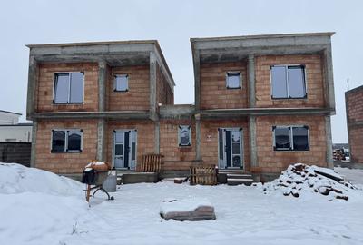 Casă individuală cu 4 camere cu Canalizare în Săcălaz