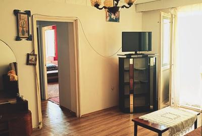 Apartament cu 3 camere semidecomandat în Decebal