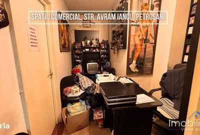 Spațiu comercial, de 54 mp, în Petros - 2