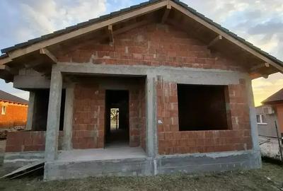 Casa la rosu de vanzare | Livada de Bihor