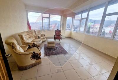 Casă individuală cu 8 camere cu Teren 536 Mp în 1 Mai - 1