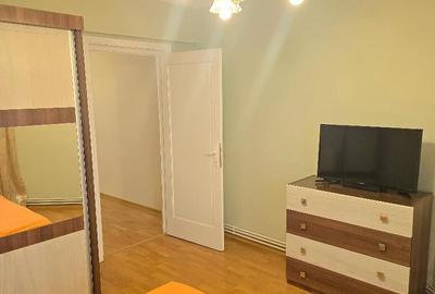 Inchiriez apartament 3 camere decomandat in Deva, bloc Casial, et 2 - 11