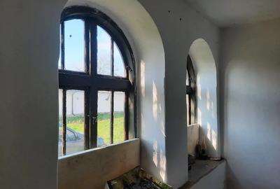 Casa la ?oseaua principala curte 2500m2 curte - 3