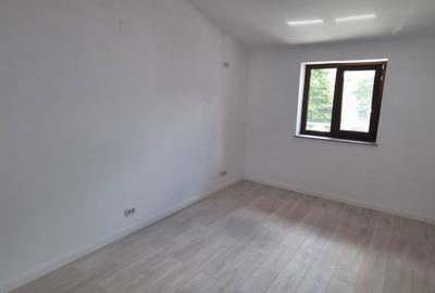 Casă cu 4 camere cu Teren 200 Mp în Central - 1
