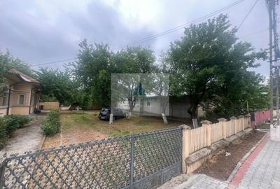 Teren cu casa de vanzare, toate utilitatile la strada
