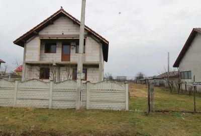 Casă cu 6 camere cu Teren 1002 Mp în Albeni - 1