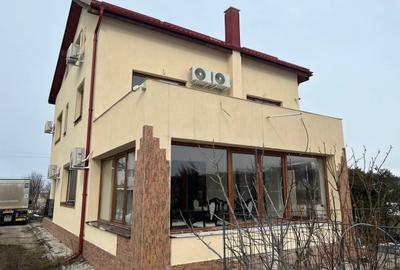 Casă cu 9 camere cu Teren 1430 Mp în Central