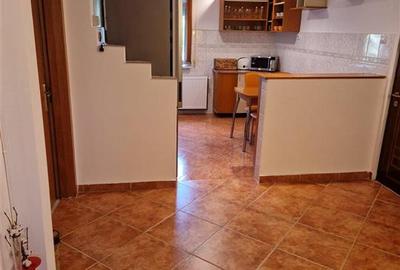 Apartament cu 3 camere decomandat în Dâmbovița - 1