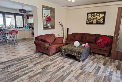 Casă cu 6 camere cu Canalizare în Central