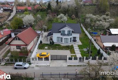 Casă cu 4 camere cu Teren 1200 Mp în Central - 1