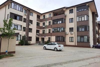 Apartament cu 3 camere decomandat în Roșu