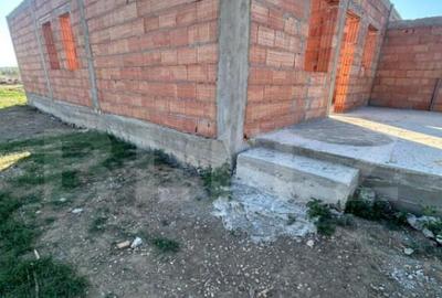 Casă cu 3 camere cu Teren 300 Mp în Ghiroda