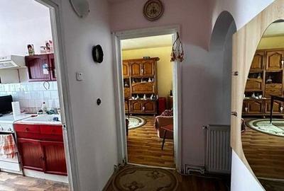 Apartament cu 3 camere decomandat în Tractorul - 1