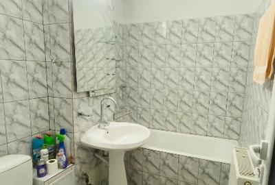 Inchiriez apartament cu 3 camere in Mioveni, zona Robea, etaj 1 - 2