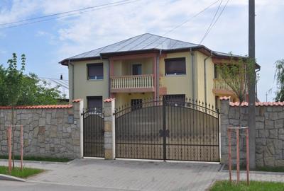 Casă cu 8 camere în Exterior Est
