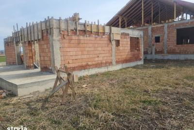 Casă cu 5 camere cu Teren 500 Mp în Stupini