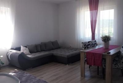 Apartament cu 3 camere semidecomandat, mobilat în Baciu