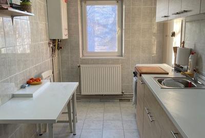 Apartament cu 3 camere decomandat în Tractorul - 2