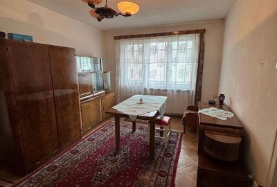 Apartament cu 3 camere semidecomandat în Săsar