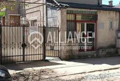 Casă cu 6 camere cu Canalizare în Central - 1