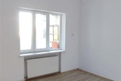 Apartament cu 4 camere semidecomandat în Central