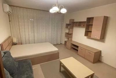 Garsonieră decomandată, mobilată în Vitan Mall