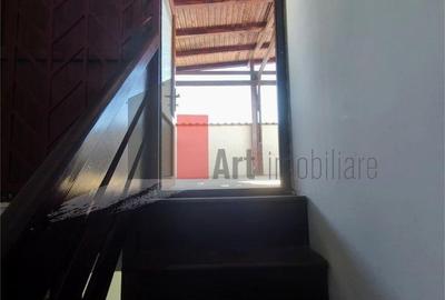 Casă cu 4 camere cu Canalizare în Giulești - 2