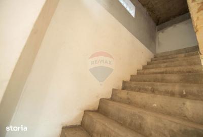 Casă cu 8 camere cu Teren 1395 Mp în Glina - 1