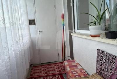 Apartament cu 3 camere semidecomandat, mobilat în Central
