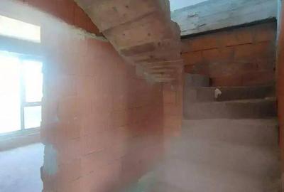 Casă cu 5 camere cu Canalizare în Sud