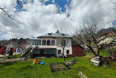 Casă individuală cu 6 camere cu Canalizare în Poiana Țapului - 1