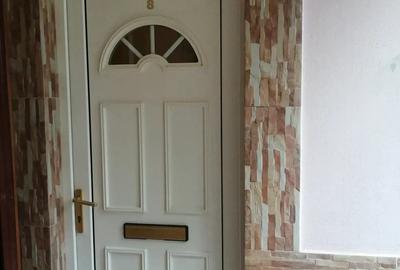 Apartament spa?ios la casa cu o camera la curte comuna, zona garii.