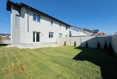 Duplex cu 4 camere cu Canalizare în Domnești