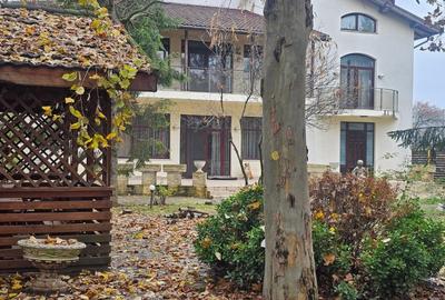 Baneasa - vila 2006, 10 camere, 5 bai, garaj și curte liberă 710 mp! - 1